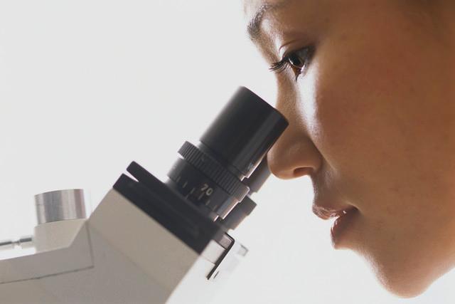 Women at microscope